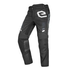 Pantaloni MUD MAXI PANTS, un pantalone off-road resistente. Design nero e grigio. Di ELEVEIT MOTOBOOTS.