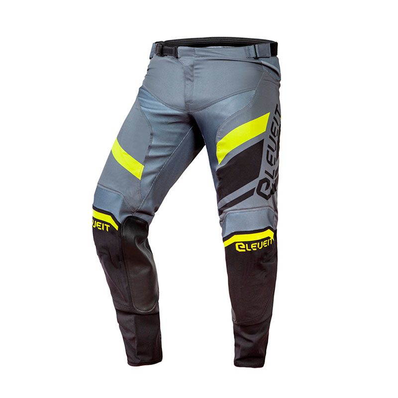 Pantaloni X-LEGEND, un pantalone motociclistico con zone rinforzate. Colori nero, grigio e giallo. Di ELEVEIT MOTOBOOTS.