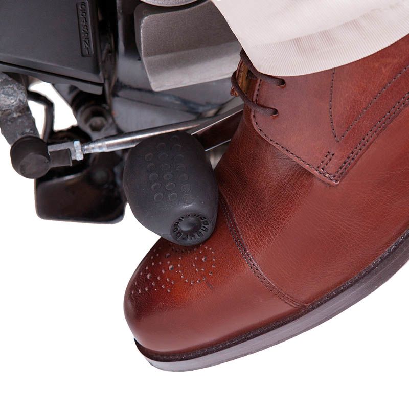 Salvascarpa NEW FOOT-ON, un salvascarpa in silicone resistente. Protezione calzature durante la guida. Di TUCANO URBANO.