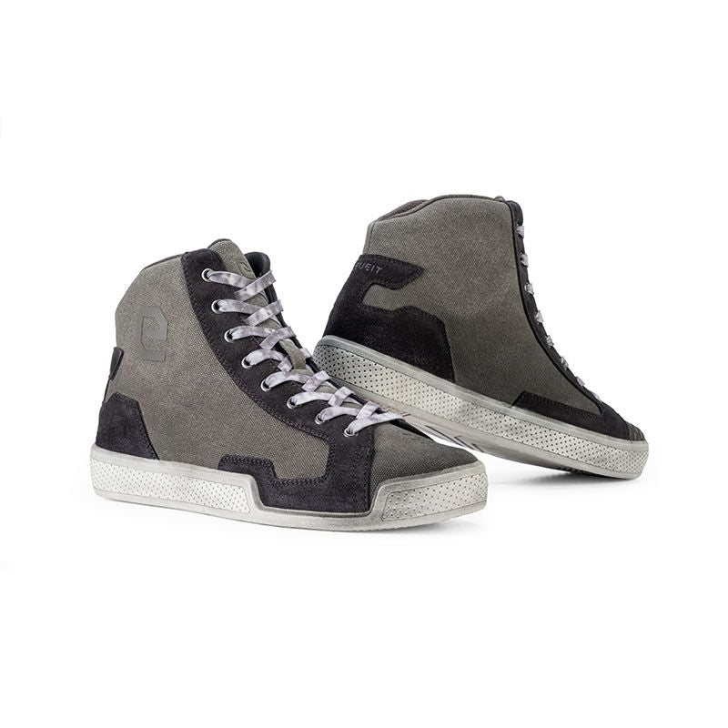 ANTIBES AIR CANVAS, una scarpa moto con tessuto canvas ventilato. Colore grigio chiaro. Di ELEVEIT MOTOBOOTS.