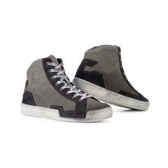 ANTIBES AIR CANVAS, una scarpa moto con tessuto canvas ventilato. Colore grigio chiaro. Di ELEVEIT MOTOBOOTS.