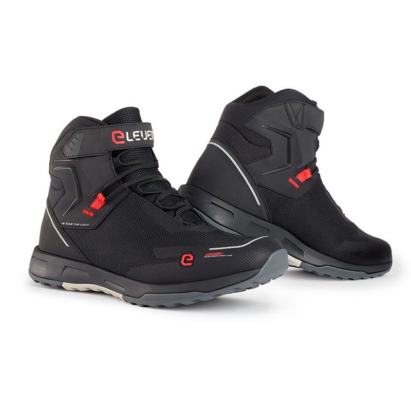 NIRVANA AIRTECH, una scarpa moto con ventilazione ottimale. Colore nero elegante. Di ELEVEIT MOTOBOOTS.