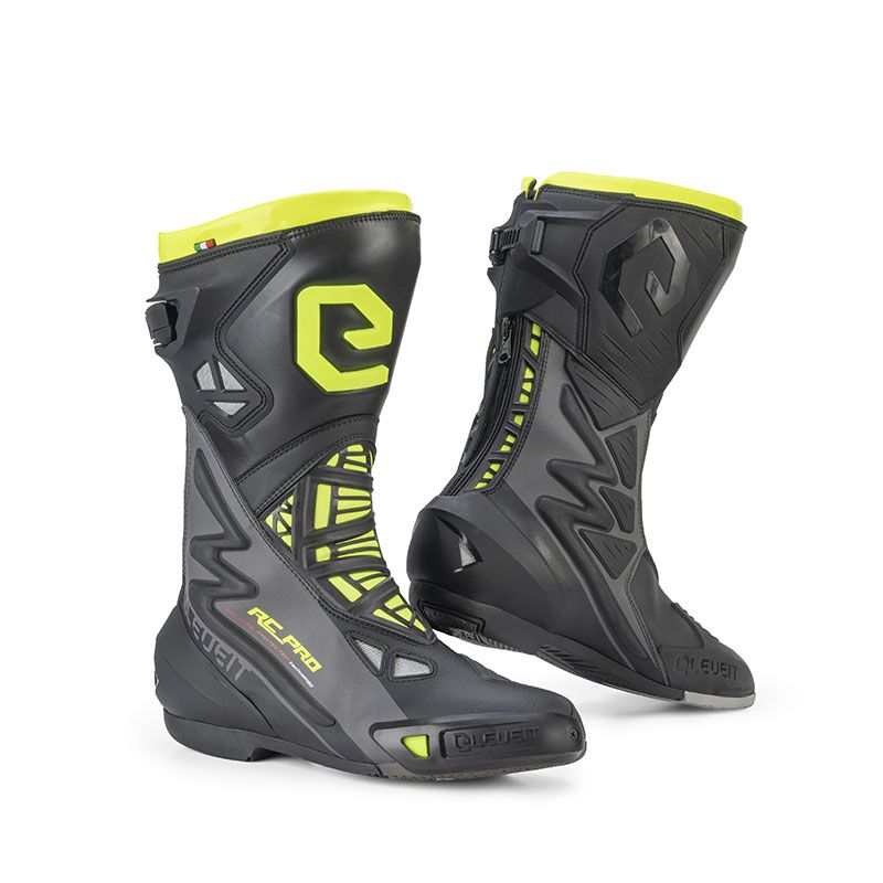 Stivali RC PRO, un stivale moto nero con chiusura sicura e suola antiscivolo. Da ELEVEIT MOTOBOOTS.