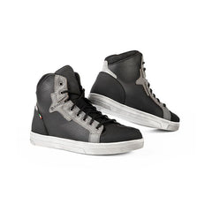FREERIDE 2.2 AIR, una scarpa moto traspirante e antiscivolo. Colore nero elegante. Di ELEVEIT MOTOBOOTS.