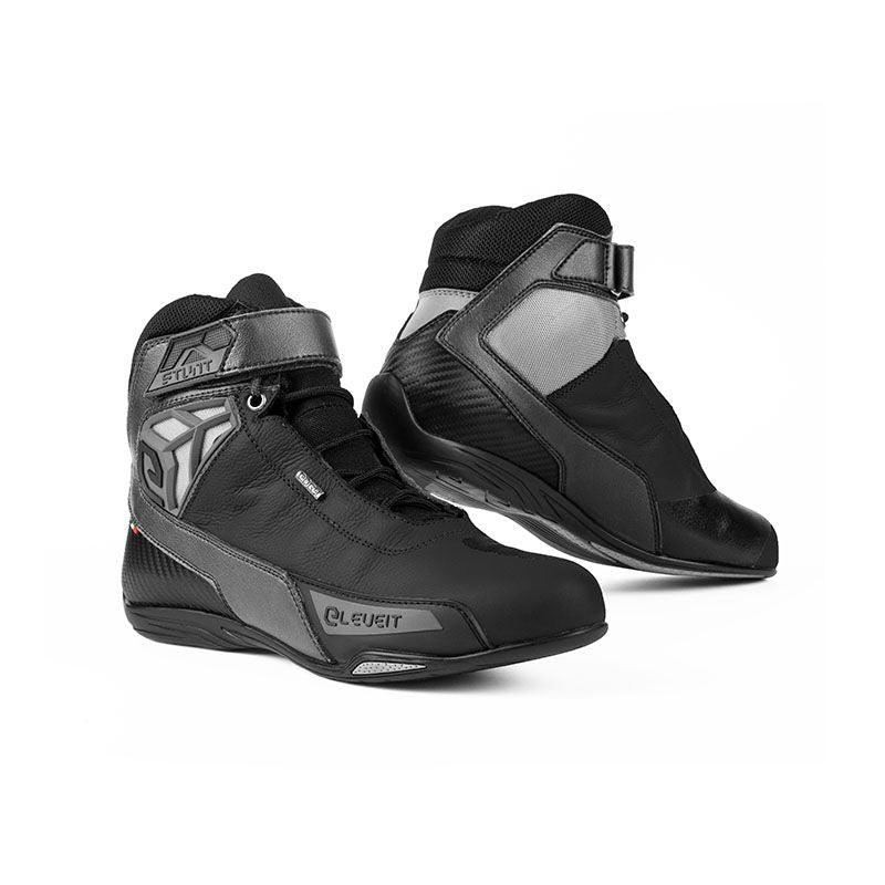 Scarpe STUNT WP, un tipo di scarpe impermeabili e antiscivolo. Da ELEVEIT MOTOBOOTS.