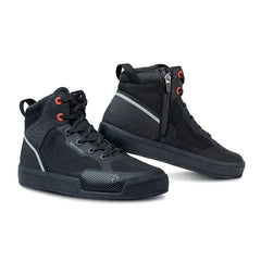 Scarpe SKYLINE AIR WP, un tipo di scarpe impermeabili e ventilate. Ideali per motociclisti. Di ELEVEIT MOTOBOOTS.