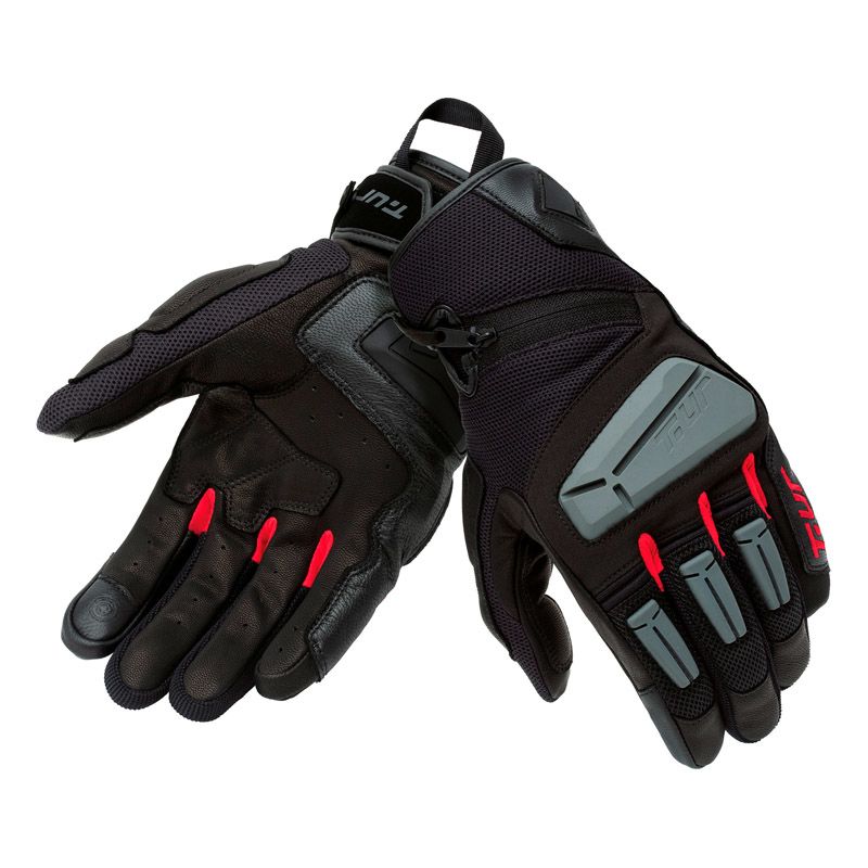 Guanti G-FOUR, un guanto invernale con certificazione CE. Design elegante in nero e rosso. Di T.UR.