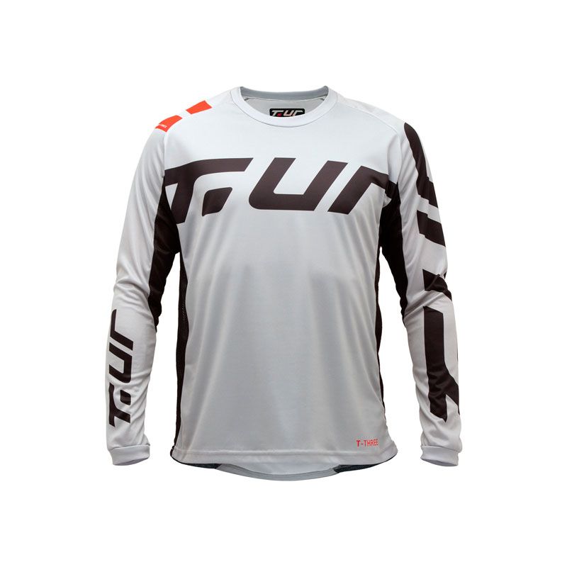 Maglia T-THREE, una maglia a manica lunga con materiali di alta qualità. Colore grigio chiaro rosso. Di T.UR.