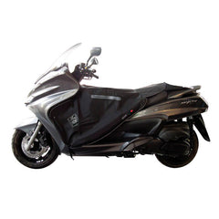 Coprigambe Termoscud R044X, un coprigambe impermeabile con fodera termica. Utilizzato su scooter. Di Tucano Urbano.