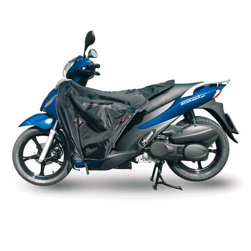 Coprigambe Termoscud R049X, un coprigambe impermeabile con fodera termica. Utilizzato su scooter. Di Tucano Urbano.