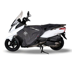 Coprigambe Termoscud R078X, un coprigambe impermeabile con fodera termica. In uso su scooter. Di Tucano Urbano.