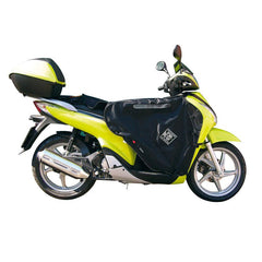 Coprigambe Termoscud R079X, un coprigambe impermeabile con fodera termica. Su scooter giallo. Di Tucano Urbano.