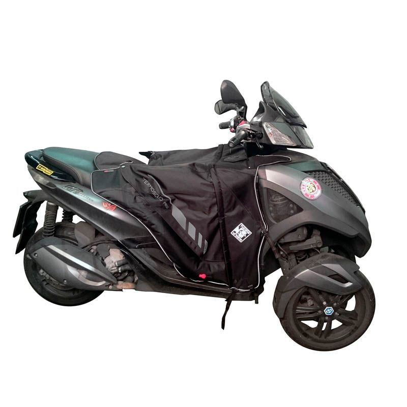 Coprigambe Termoscud PRO, un coprigambe impermeabile con fodera termica. Utilizzato su scooter. Di TUCANO URBANO.