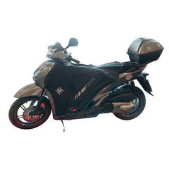 Coprigambe Termoscud PRO, un coprigambe impermeabile con fodera termica. In uso su scooter. Di TUCANO URBANO.