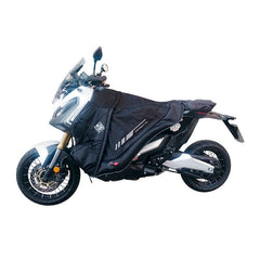 Coprigambe Termoscud PRO, un coprigambe impermeabile con fodera termica. In uso su scooter. Di TUCANO URBANO.