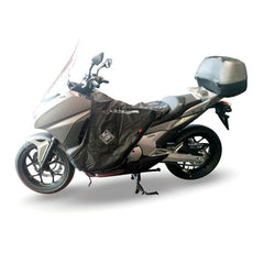 Coprigambe Termoscud R195X, un coprigambe impermeabile con fodera termica. In uso su scooter. Di Tucano Urbano.