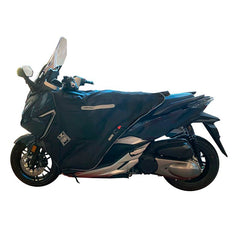 Coprigambe Termoscud®, un coprigambe impermeabile con fodera termica. Utilizzato su scooter. Di TUCANO URBANO.
