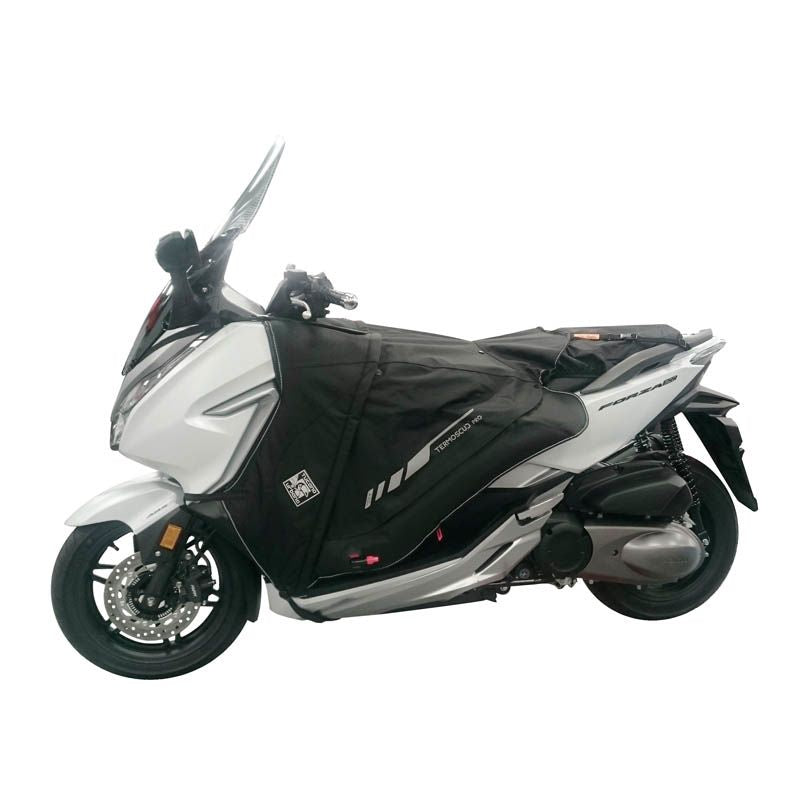 Coprigambe Termoscud PRO, un coprigambe impermeabile con fodera termica. Utilizzato su scooter. Di Tucano Urbano.