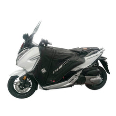 Coprigambe Termoscud PRO, un coprigambe impermeabile con fodera termica. Utilizzato su scooter. Di Tucano Urbano.