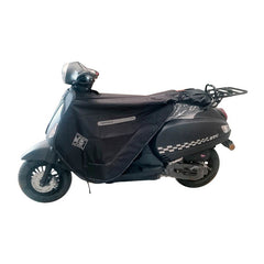 Coprigambe Termoscud R203X, un coprigambe impermeabile con fodera termica. Su scooter. Di Tucano Urbano.