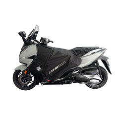 Coprigambe Termoscud PRO, un coprigambe impermeabile con fodera termica. Utilizzato su scooter. Di TUCANO URBANO.