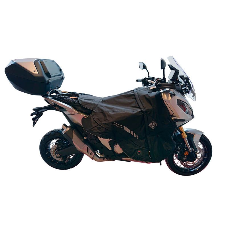 Coprigambe Termoscud PRO, un coprigambe impermeabile con fodera termica. In uso su scooter. Di TUCANO URBANO.