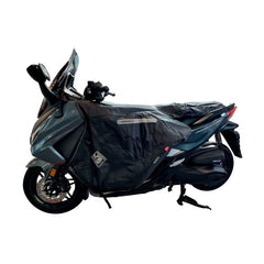 Coprigambe Termoscud R238X, un coprigambe impermeabile con fodera termica. In uso su scooter. Di Tucano Urbano.
