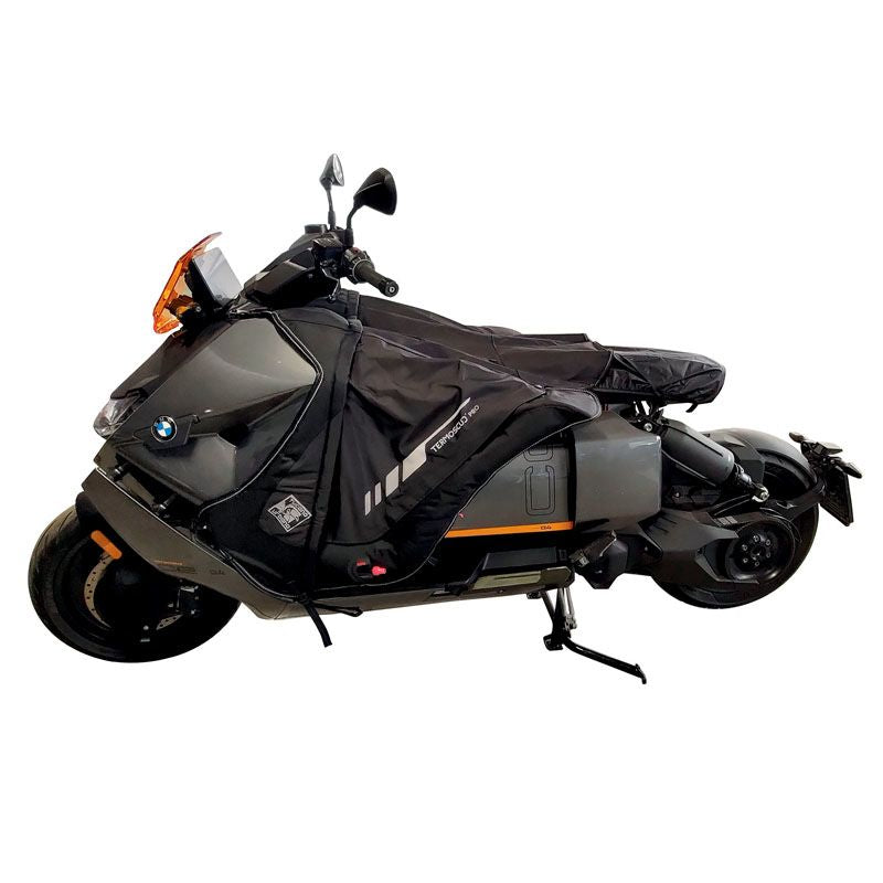 Coprigambe Termoscud PRO, un coprigambe impermeabile con fodera termica. In uso su scooter. Di TUCANO URBANO.