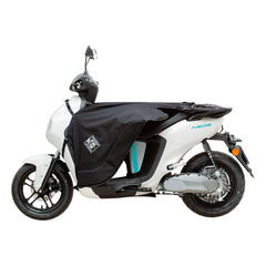 Coprigambe Termoscud® EASY E19, un coprigambe nero con trattamento idrorepellente. In uso su scooter. Di TUCANO URBANO.
