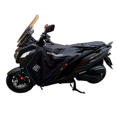 Coprigambe Termoscud R206Z, un coprigambe impermeabile con fodera termica. In uso su scooter. Di Tucano Urbano.
