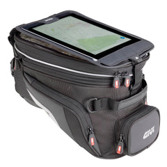 Borsa da serbatoio Xstream 320, un borsa in poliestere nera. Include porta cartina e copertura antipioggia. Di Givi.