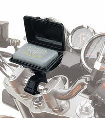 Custodia S601, una custodia per dispositivi di pagamento resistente. Montata su manubrio tubolare. Di Givi.