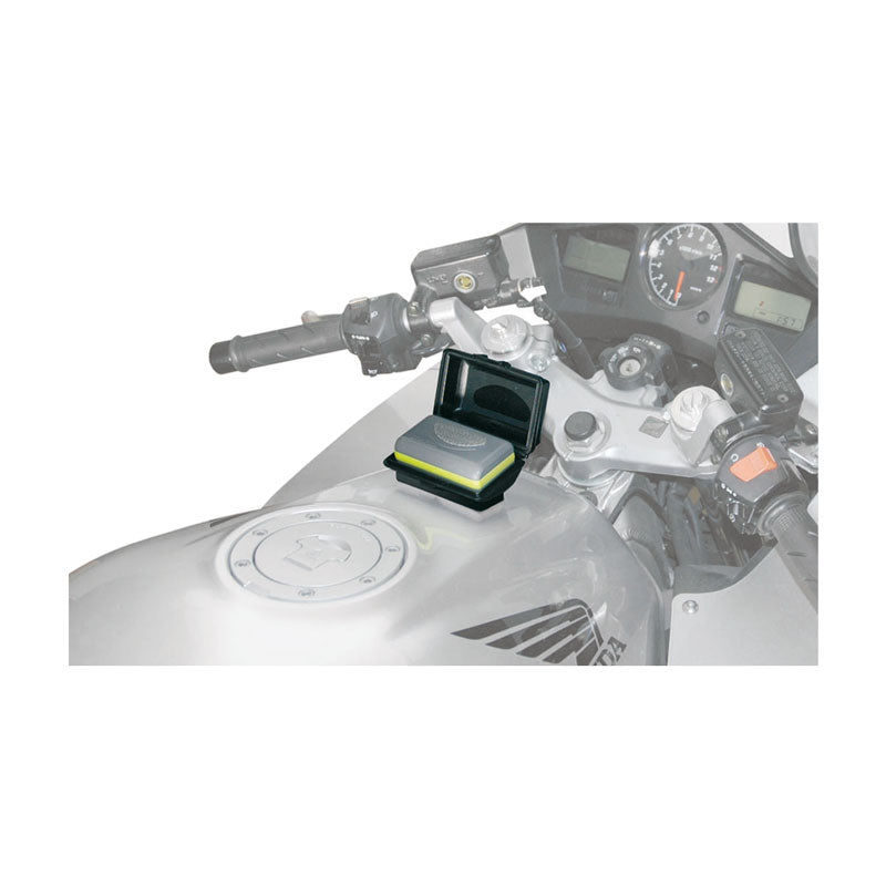 Custodia S602, una custodia per dispositivi TELEPASS con biadesivo resistente. In uso su serbatoio. Di Givi.