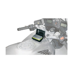 Custodia S602, una custodia per dispositivi TELEPASS con biadesivo resistente. In uso su serbatoio. Di Givi.