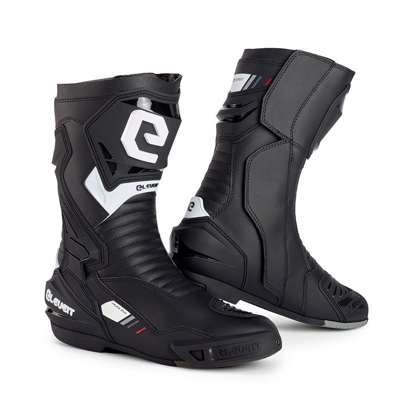 Stivali S MIURA EVO, un stivale moto nero con suola antiscivolo. Design ergonomico e ventilazione integrata. Di ELEVEIT MOTOBOOTS.