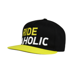 Cappellino Snapback Ride aholic, un cappellino nero e giallo. Design accattivante e comfort eccezionale. Di Macna.